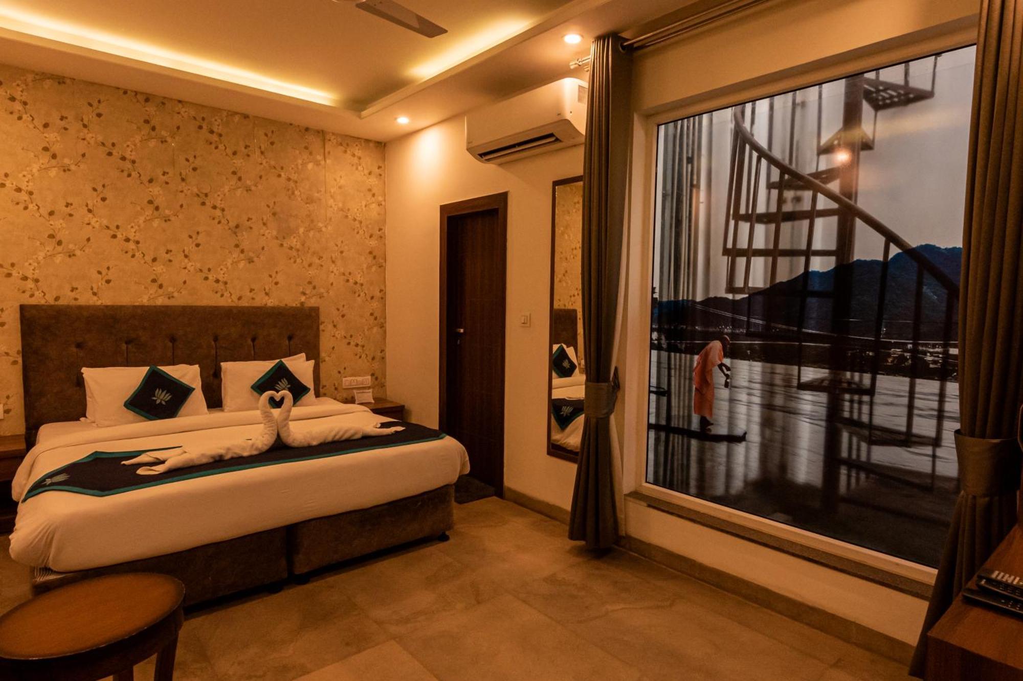 Holywater Hotel By Ganga Kinare #150 Mts From Ganga Ghat Rishīkesh Екстериор снимка